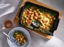 Wist je dat je gnocchi ook heerlijk in een ovenschotel kunt bereiden? Probeer eens dit winterrecept met spinazie en erwten. 