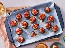 Een mini pizza om met niemand te delen? Deze champignons met romige tomatensaus en kaas kun je blijven eten.