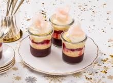 Kerst draait om delen. Alhoewel, dit dessert met een rode bessen en een suikerspin is daar eigenlijk bijna te lekker en te mooi voor.