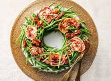 Kerst is niet compleet zonder kerstkrans, toch? Die maak je dit jaar van haricots verts, pancetta en semizongedroogde tomaatjes.