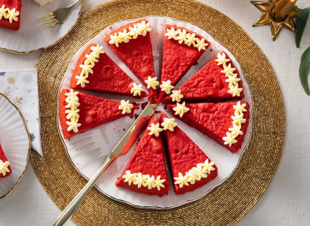 Rode kerstmutscake met vanille-ijs