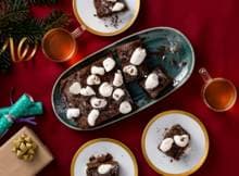 Brownies zijn een geliefd toetje, helemaal met marshmallows. Daar worden niet alleen de volwassenen, maar ook de kinderen blij van. Extra feest: zowel de brownies als marshmallows zijn vegan!