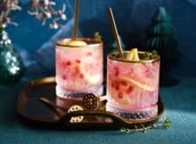 Met deze verfrissende mocktail met rose lemonade, granaatappel en tijm is het gegarandeerd feest. Proost!