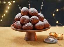 Deze oliebollen zijn een volkoren feestje om het jaar goed mee af te sluiten of verstandig mee te beginnen.