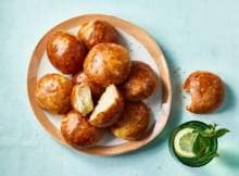 De restjes worden de ster van een nieuwe maaltijd. Deze aardappelbroodjes zijn een hoogtepunt.