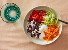 Deze bonensalade met rijst en yoghurt is vullend, vol smaak en precies wat je wilt eten als je zin hebt in een voedzame maaltijd.