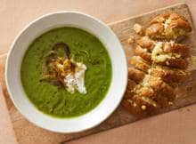 Ga voor een warme, voedzame lunch. Deze broccoli-erwtensoep met kaasbroodje is gezond en weer eens iets anders.