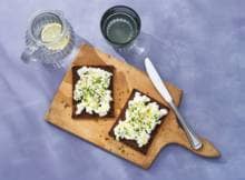 Zeg je roggebrood, dan zeggen wij roosteren. Hop, in de broodrooster en daarna een laagje cottagecheese op. Bieslook erover en ontbijten maar.