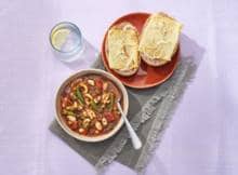 Bonensoep over van de avond ervoor? Bewaren! Daar maak je deze gezonde leftover bonensoep met kaas-uibroodjes van.