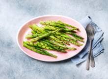 Door het grillen karameliseren de natuurlijke suikers en dat maakt deze groene asperges onweerstaanbaar lekker. 