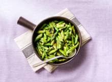 De meeste groenten worden nog lekkerder als je ze door een hete wok slingert. Zo ook deze groene asperges. Yum!