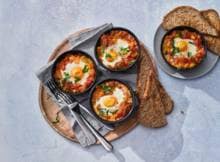 Ei-genlijk willen we elke dag wel een ei bij ons ontbijt. Helemaal als dat eitje wordt geserveerd in een heerlijk kruidig potje met tomaat, paprika en selderij. Dat wordt lekker dippen met je toast!
