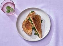 Een tosti gezond? Zeker wel! Met een flinke hand spinazie voeg je een hoop vitamines toe aan je favoriete lunchgerecht. 