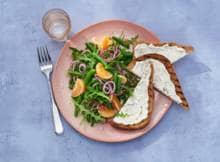 Sperziebonensalade met geroosterd brood is top voor lunch. In 15 min. klaar, gezond, vegetarisch en budgetproof. Daar wil je wel even pauze voor nemen.