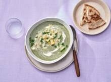 Groen, groener, groenst. Wat een prachtige kleur heeft deze spinaziesoep! Je maakt het feest compleet met een topping van eikruim en een snelle quesadilla. Dippen maar!