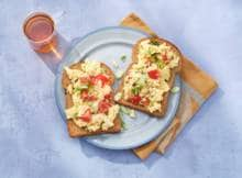 Toast is een prima lunch, zeker als je thuiswerkt en 'm à la minute kunt samenstellen. Roerei met tomaat en bosuitjes zijn dan een gezonde topping voor je krokant geroosterde bammetje.