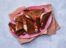 Heb je roggebrood over van je erwtensoep? Maak er een tosti van! Heerlijk met mozzarella, paprika en Italiaanse kruiden. 