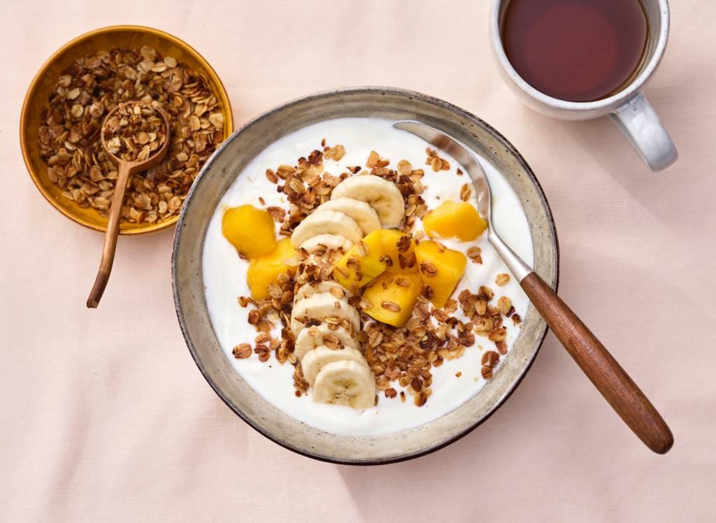 Yoghurt met geroosterde muesli, banaan en mango recept Allerhande