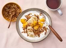 Een yoghurt ontbijtje met fruit en muesli is eigenlijk altijd goed. Maar heb je al eens geroosterde muesli geprobeerd? Dat noemen we mmmmmmuesli. 