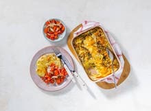 Doet aardappelgratin je aan kerst denken? Vanaf nu niet meer! Want aardappelgratin zet je heel goedkoop op tafel en je kunt het dus elke dag van de week eten. Maak er tomatensalade bij voor je dagelijkse portie groente.