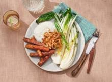 Potverdikkie, het is weer tijd voor sticky! Met tempeh dit keer. Rijst koken, paksoi bakken in de pan, gebakken uitjes erover strooien en klaar is je bordje vol knapperigs.