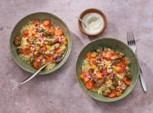 Couscous en gewelde abrikozen gaan perfect samen. De sinaasappels in dit recept maken het fruitige tintje helemaal af.