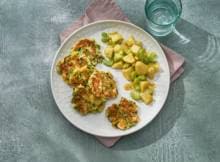 Of je ze nu courgettekoekjes of courgettefritters noemt, van dit Griekse hapje kun je blijven eten. Met aardappelsalade ernaast is het een vullend hoofdgerecht.