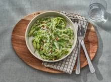 De één gek op stamppot en de ander op pasta? Sluit een compromis en maak deze tagliatelle met boerenkool, ricotta en citroen. 