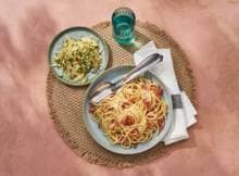 Kaas + spek + pasta = spaghetti carbonara is altijd een goed idee. En wist je dat de wereldberoemde Italiaanse klsssieker perfect samen gaat met een frisse knolselderijsalade? 