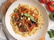 Koken met Maggi: zet binnen 20 minuten een smaakvolle pasta met tomaat-auberginesaus op tafel!