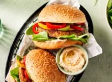 Koken met Garden Gourmet: dit eenvoudige recept voor een veggieburger is een echte treat. Met slechts 5 ingrediënten bouw je snel jouw burger.  