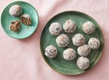 Echte energiebommetjes, deze energy balls met havermout en kokos!