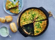 Lekker veel groen, wij zeggen: doen! Dat wordt een eitje met deze frittata gevuld met lentegroente en munt.