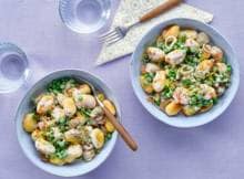 Gnocchi is altijd goed, maar met een knapperig jasje en een sausje van zuivelspread smaken deze Italiaanse deegkussentjes nóg lekkerder. 