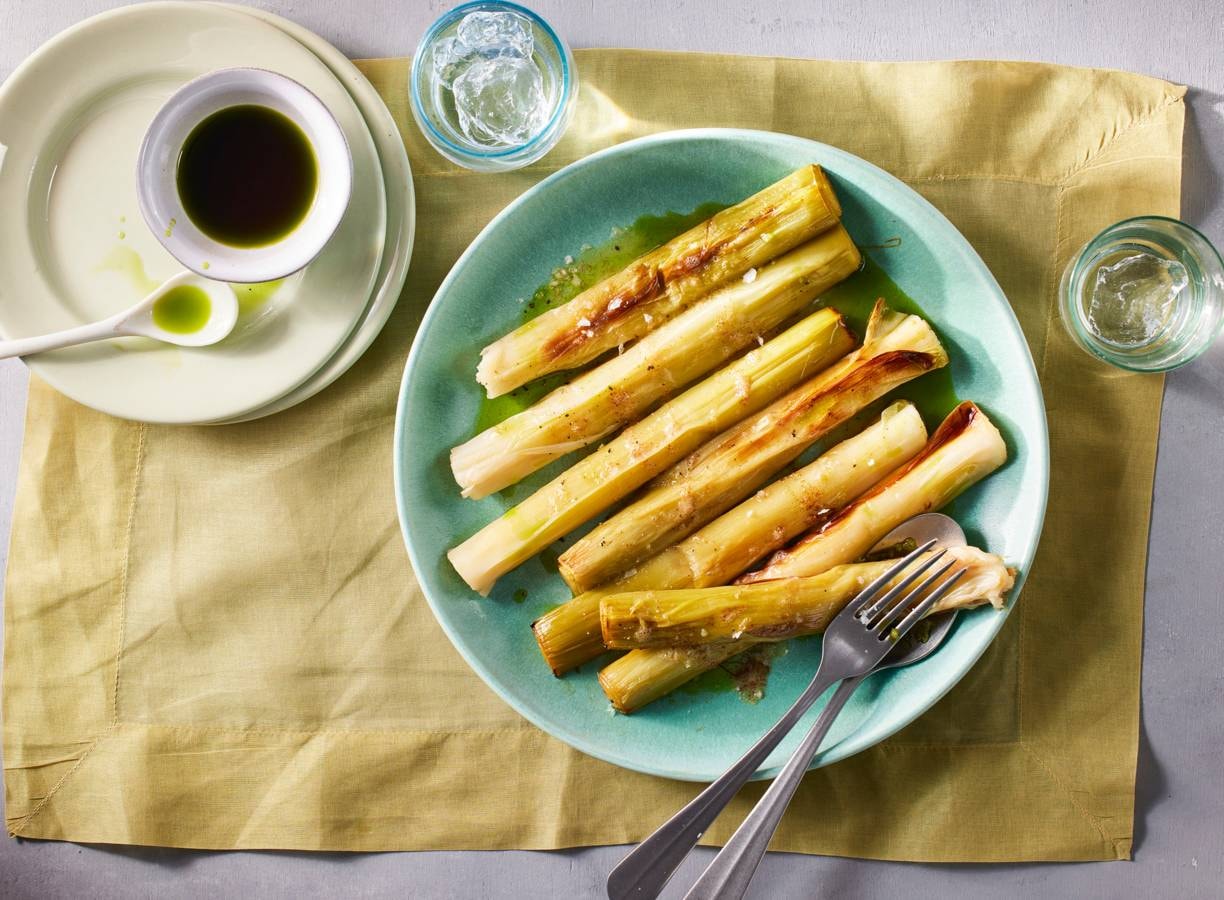 Geroosterde prei met beurre noisettevinaigrette en preiolie van Hugo Kennis recept Allerhande