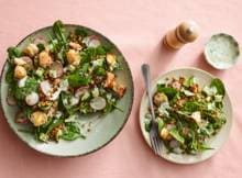 Peulvruchten zitten bomvol eiwit en lenen zich perfect voor een goedgevulde maaltijdsalade. Croutons van Turks brood maken het feest compleet!