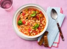 Minestrone is een Italiaanse favoriet. En terecht. Zeker als je 'm eet met knoflookbrood.