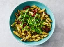 Penne met pesto gemaakt, maar mist er nog iets? Zongedroogde tomaatjes zijn het antwoord!