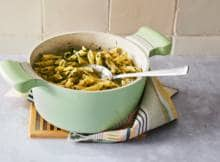 Met deze penne met pesto zet je nog eens een snelle maaltijd op tafel. Al na 15 min. kan iedereen aanschuiven.