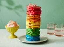 Met regenboogpancakes maak je pannenkoeken in alle kleuren van de regenboog. Een feest voor de kinderen!