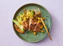 Bij vegan scrambled 'eggs' op toast hoort vegan 'zalm' voor een paasbeste brunch.