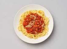 Tijd voor pasta! Wat dacht je van spaghetti bolognese met geraspte kaas? Ja, inderdaad, daar heb je zin in.