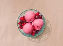 Kleur de dinertafel rood met dit dessert van bosvruchtensorbet met zomerfruit!