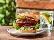 Burger-time! Vandaag op het menu: een vegaburger met kleurige groenten als biet, peen en romaine.