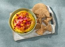 Welk bijgerecht écht niet mag ontbreken op tafel? Deze pompoenhummus met pita's! 