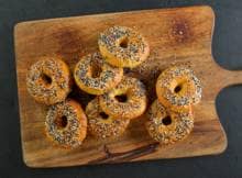 Het recept voor deze bagels geïnspireerd op de New York-bagel. De bagels worden eerst gekookt en daardoor knapperig worden bij het afbakken in de oven.