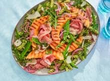 Gegrilde meloen in de pastasalade? Wij zeggen doen! Het maakt deze salade heerlijk zomers.