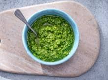 Maak je pesto nog groener met spinazie! Lekker als saus voor je pasta, als dressing voor je salade, of als dip voor rauwe groenten.