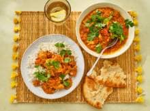 Plottwist: de wereldberoemde chicken tikka masala, is eigenlijk een Brits curryhuisidee en 'uitgevonden' in Schotland waar het door velen wordt gezien als een nationaal gerecht.