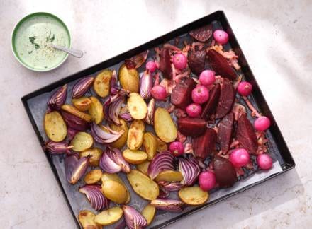 Traybake Van Aardappel Rode Bietjes Radijs En Spekjes Recept